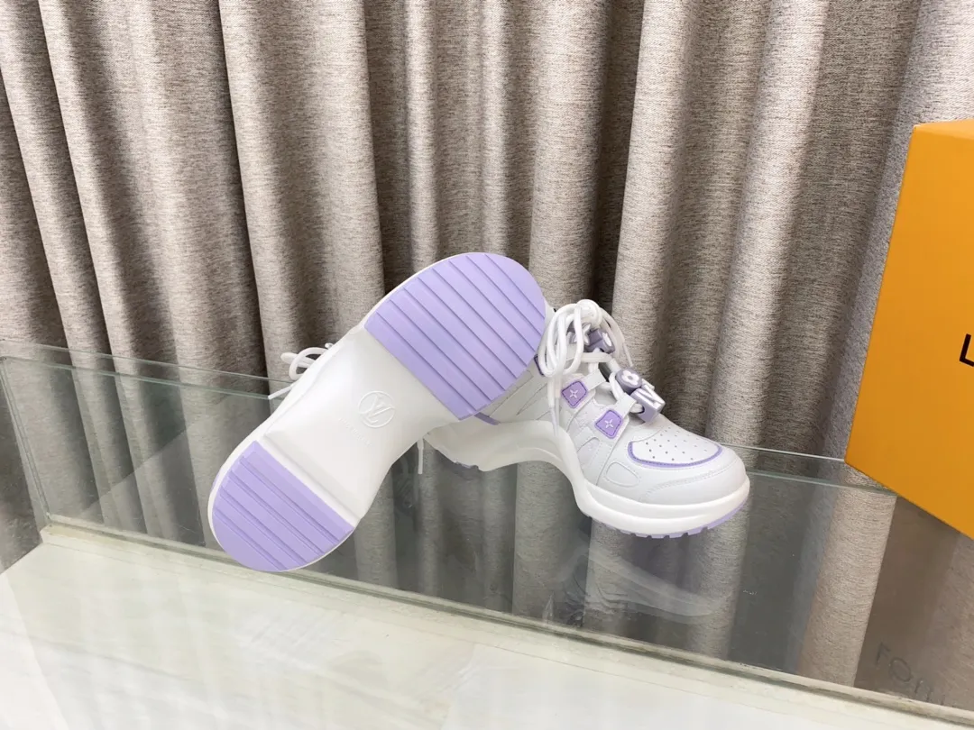 👟👟Ex-factory price 760👟👟 Louis Vuiton·Louis Vuitton 24/ New Chinese Valentine's Day limited edition LV Archlight series arch sole dad shoes casual thick-soled lace-up sneakers top version🔝original purchase, development and production👍🏻 This LV dad shoe features an eye-catching wavy sole and large tongue. It is equipped with a sporty super-elastic running shoe style rubber outsole, which is very eye-catching. It is also combined with a soft and elastic upper made of a variety of high-tech fabrics, making the upper foot comfortable and soft! 🤩 Fabric: Original custom-made first-layer cowhide + technical fabrics Lining: Original imported breathable mesh lining + cowhide foot pads Sole: Original molded correct U-shaped arch outsole Bottom thickness: about 5cm Size: 35-39 (40.41 custom-made, non-refundable)